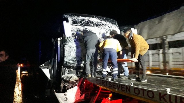 Afyonkarahisar’da otobüs tıra çarptı, 11 kişi yaralandı görseli