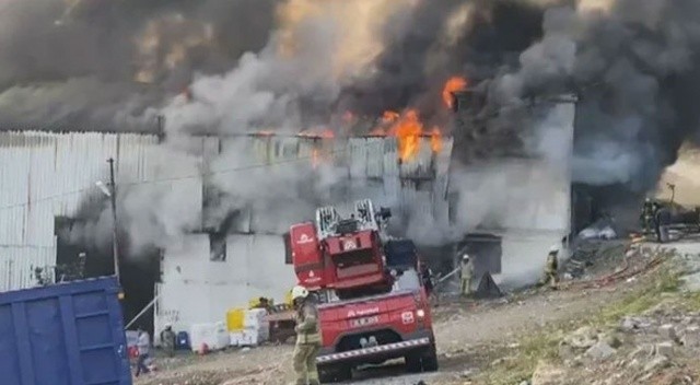 Avcılar'da geri dönüşüm tesisinde yangın görseli