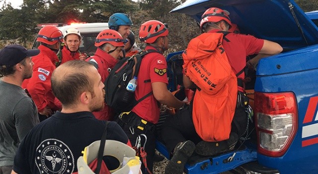 Fethiye'de kayalıklara düşen yamaç paraşütü pilotu kurtarıldı görseli