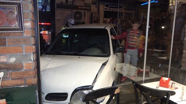 Fren yerine gaza bastı, döner salonuna daldı görseli