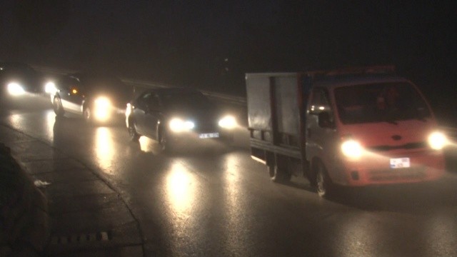 İstanbul'da gece saatlerinde yoğun sis etkili oldu görseli