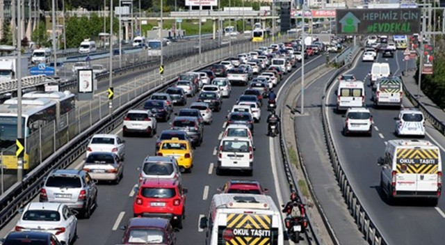 İstanbul'da trafik yoğunluğu yaşanıyor görseli