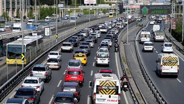 İstanbul trafiğinde pazartesi yoğunluğu yaşanıyor görseli