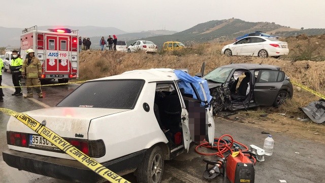 İzmir'de feci kaza: 3 ölü, 3 yaralı görseli