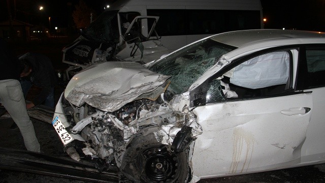 Konya'da yolcu minibüsü otomobille çarpıştı, 8 kişi yaralandı görseli