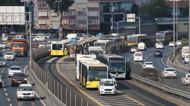 Metrobüs arızalandı, durak felç oldu görseli