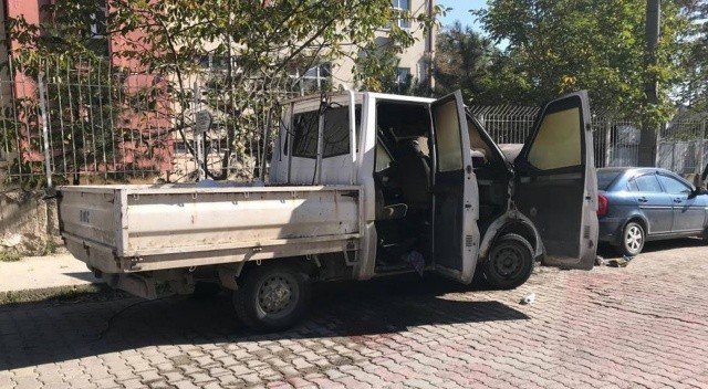 Park halindeki kamyonet yandı görseli