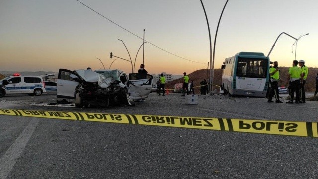 Şanlıurfa'da yolcu otobüsü otomobille çarpıştı, 11 kişi yaralandı görseli