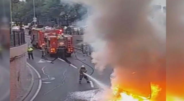 Taksim'de servis minibüsü alev alev yandı görseli