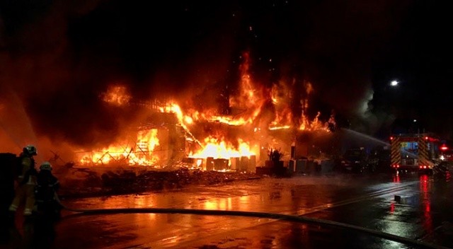 Tayvan'da 13 katlı binada yangın! Ölü ve yaralılar var görseli