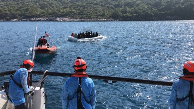 Türk kara sularına itilen 79 düzensiz göçmen kurtarıldı görseli