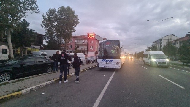 Uşak'ta otobüs, minibüse çarptı:3 yaralı görseli
