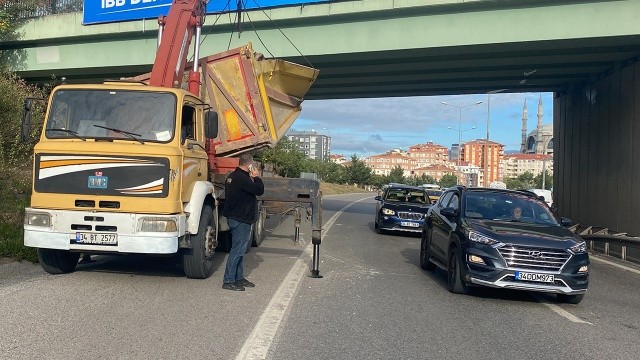 Üsküdar'da damperi açık kalan kamyon köprüye çarptı görseli