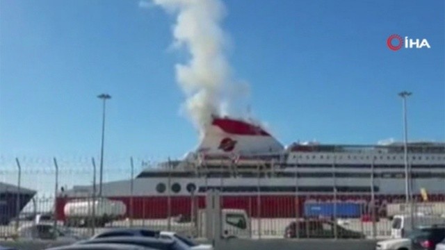 Yunanistan’daki yolcu gemisinde korkutan yangın görseli