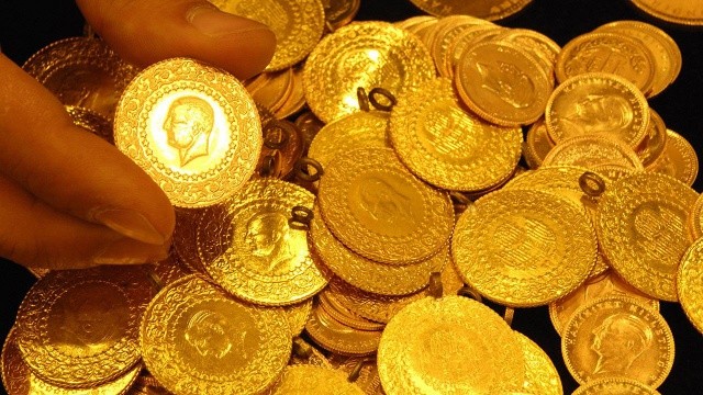 1 milyon liralık altını dolandırıcılara elleriyle teslim etti görseli