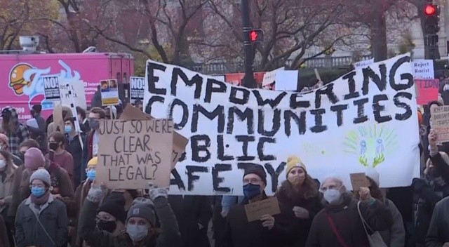 ABD'de Rittenhouse'un beraat etmesi bazı kentlerde protesto edildi görseli