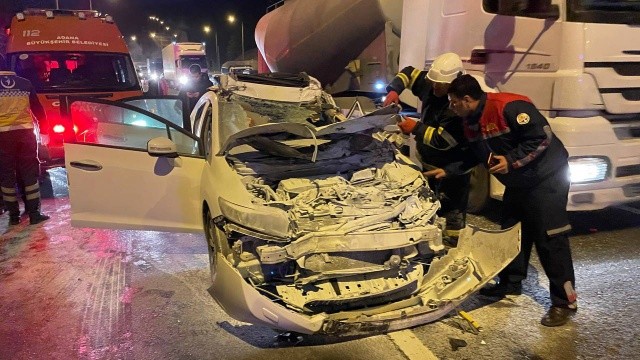 Adana'da otomobil tıra arkadan çarptı: 1 ölü görseli