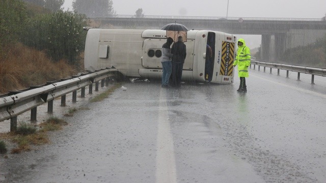 Adana'da servis midibüsü devrildi: 8 yaralı görseli