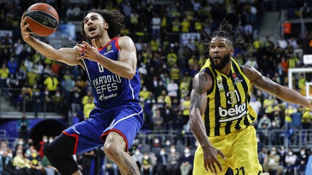 Anadolu Efes, Fenerbahçe Beko'yu Avrupa'da 89-84 mağlup etti görseli