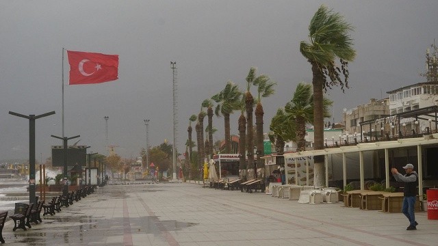 Balıkesir'de okullar lodos sebebi ile tatil edildi görseli
