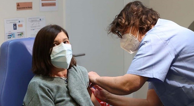 Belçika'da aşı yaptırmayan sağlık personelinin işine son verilecek görseli