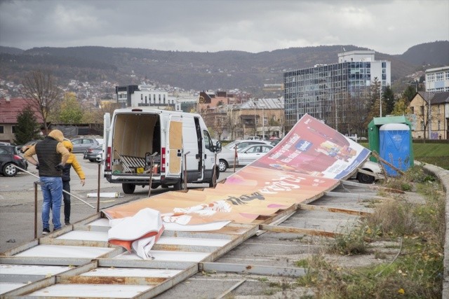 Bosna Hersek'te etkili olan şiddetli rüzgar maddi hasara neden oldu görseli