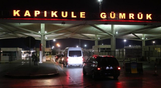 Bulgaristan vatandaşları Edirne'ye pazara geldi, dönüş yolun kuyruk 1 km'yi buldu görseli