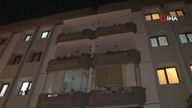 Cinnet getiren adam önce evini yaktı, sonra kafasına sıktı görseli