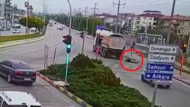 Dengesini kaybetti, kafasını kamyona çarpıp öldü görseli