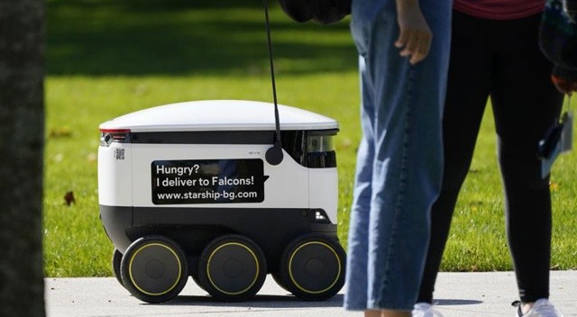 Gıda teslimi robotları kaldırımlarda geziniyor görseli