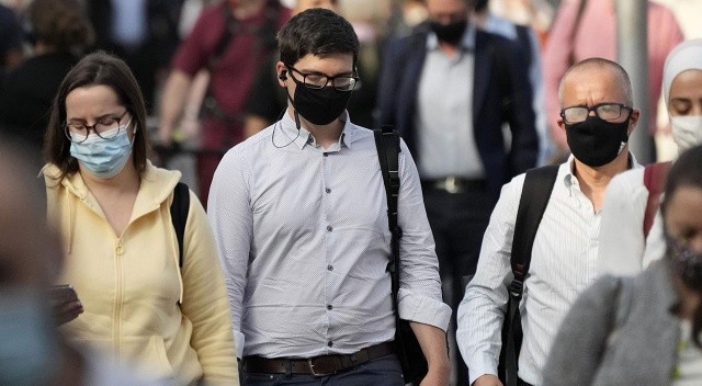 İngiltere'de maske kullanımı yeniden zorunlu olacak görseli