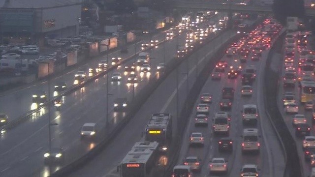 İstanbul'da lodos trafiği de etkiledi, yoğunluk yüzde 78 görseli