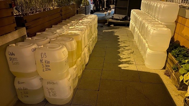 İstanbul'da operasyon, tonlarca kaçak alkol ve parfüm ele geçirildi görseli
