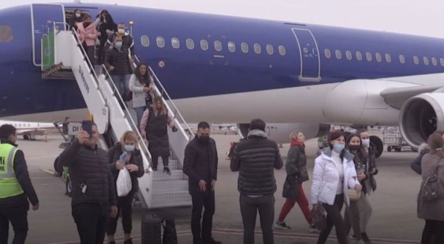 Kapadokya Havalimanı'na gelen Moldovalı turistler karanfille karşılandı görseli