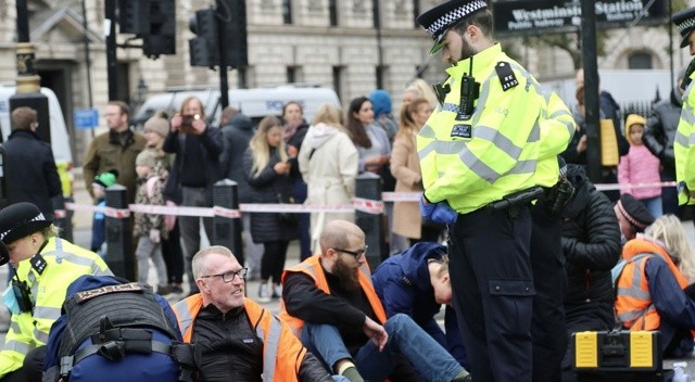 Londra'da çevreci aktivistler parlamentoya giden yolları kapattı görseli