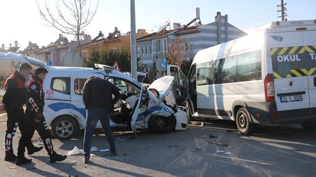 Öğrenci servisi ile polis aracı çarpıştı, çok sayıda yaralı var görseli