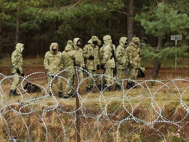 Polonya, Belarus sınırındaki asker sayısını 12 bine çıkardı görseli