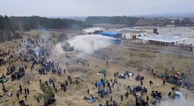 Polonya güvenlik güçleri ile sınırı aşmaya çalışan gruplar arasında arbede yaşandı görseli