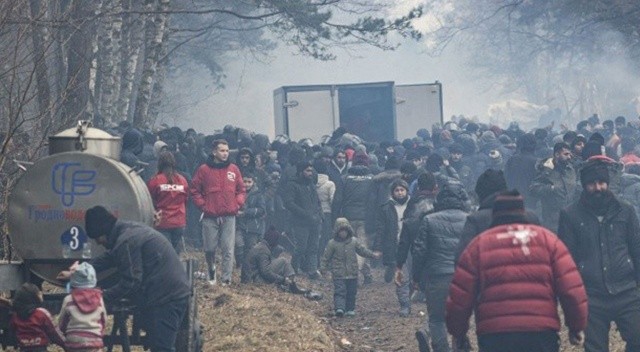 Polonya topraklarında bekleyen göçmenler Belarus'a geri itildi görseli