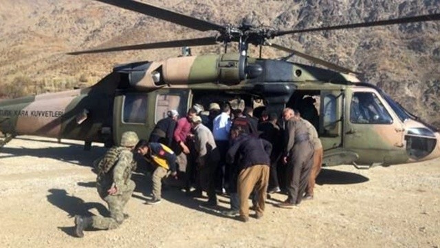 Şemdinli'de yaralı aile askeri helikopterle kurtarıldı görseli