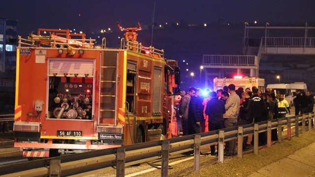 Siirt'te devrilen askeri araç yandı, içindekiler kurtuldu görseli