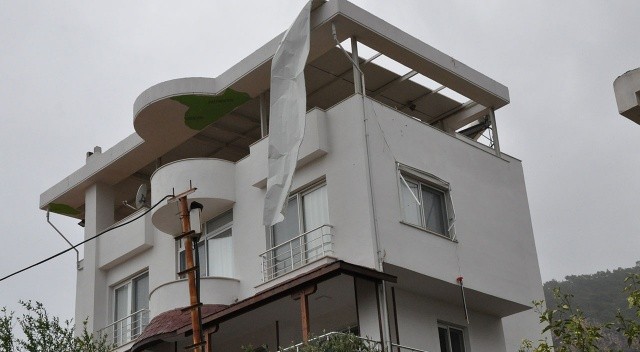Silifke'de hortum tekneleri batırdı, ağaçları kökünden söktü, çatıları uçurdu görseli