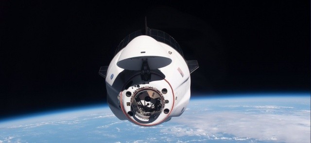 SpaceX'in 4 astronotu taşıyan uzay aracı dünyaya döndü görseli