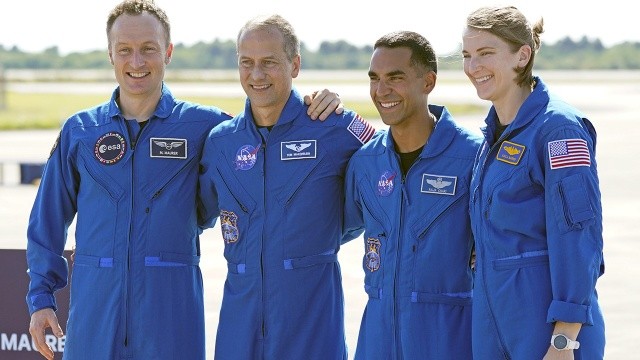 SpaceX uzaya 4 astronot gönderdi görseli