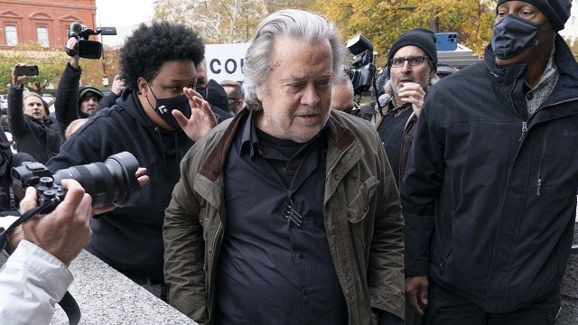 Trump'ın danışmanı Steve Bannon FBI'a teslim oldu görseli