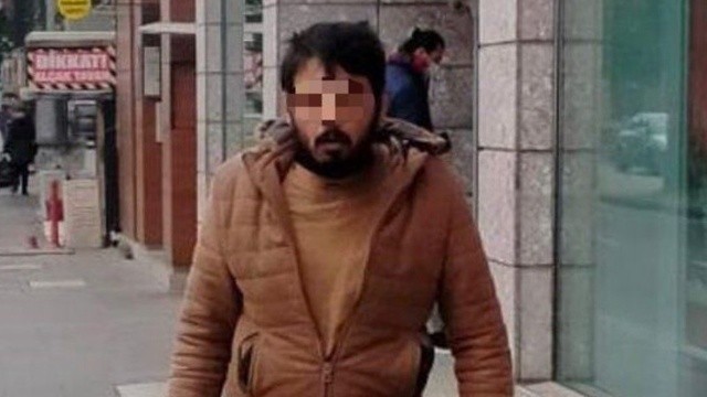 Yabancı uyruklu maganda, yoldan geçen kadına yumruk attı görseli