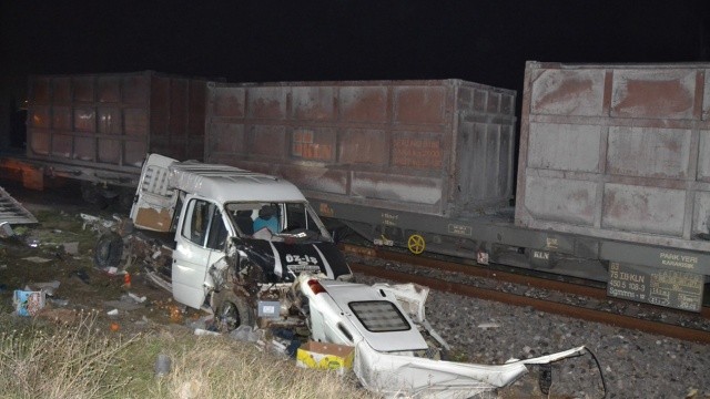 Yük treni ile çarpışan kamyonet ikiye bölündü görseli
