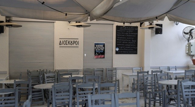 Yunanistan'da restoran sahipleri kepenk indirdi görseli