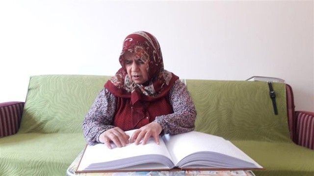 67 yaşındaki görme engelli kadın hafız oldu görseli