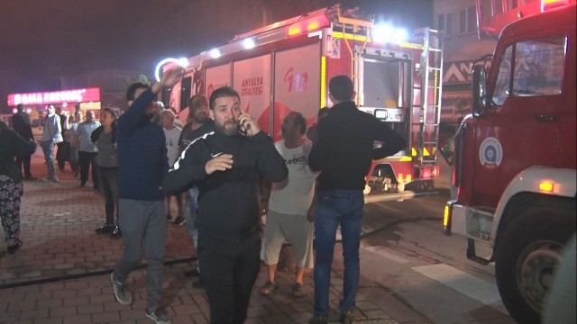 Antalya'da korkutan yangın, itfaiye ekipleri 6 çocuğu kurtardı görseli